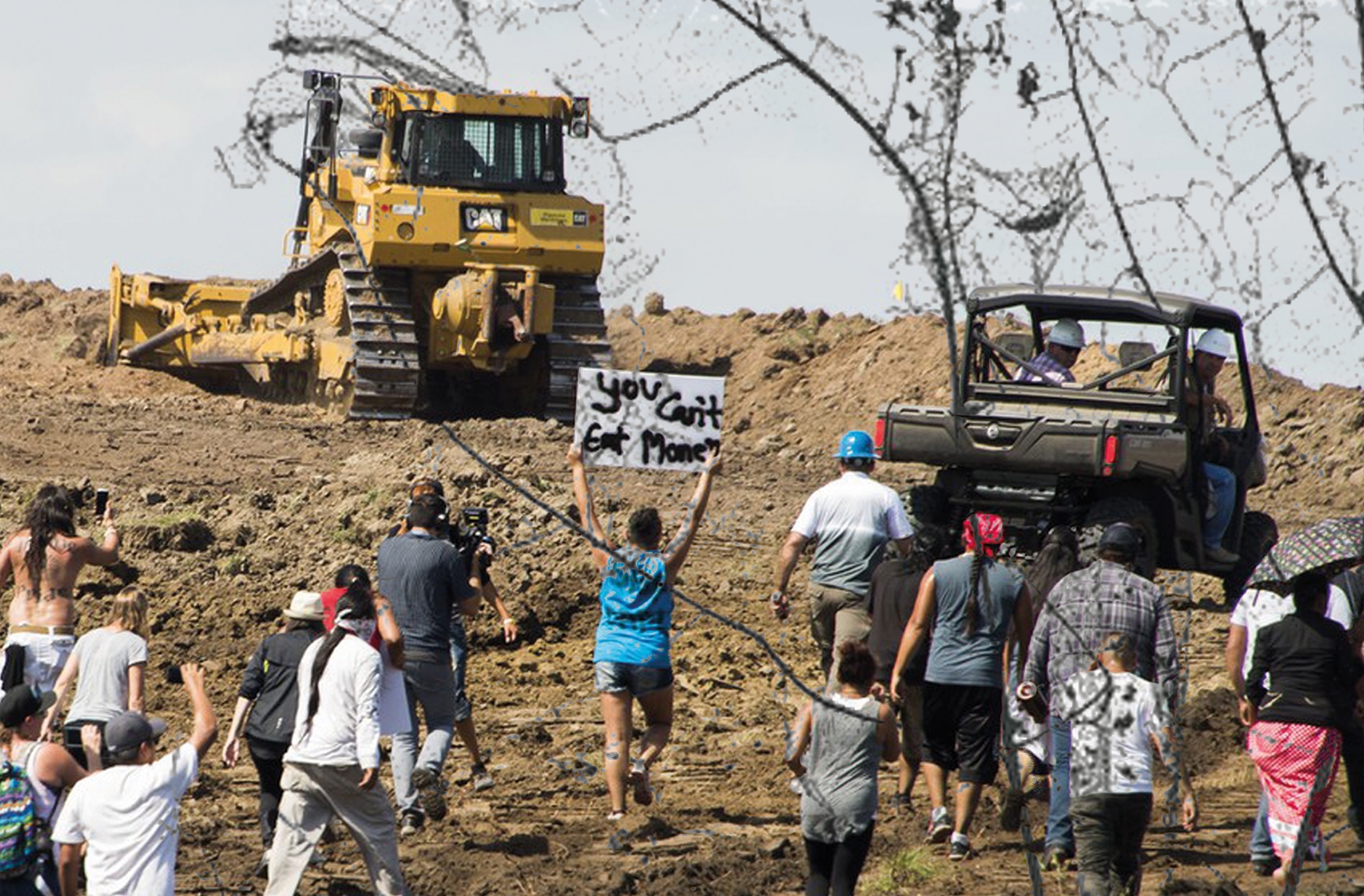 Grup de manifestants davant d'un tractor en unes terres. 